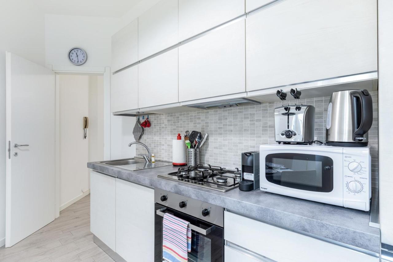 Piazza De Angeli M1 Comfortable Flat With Balcony ميلان المظهر الخارجي الصورة